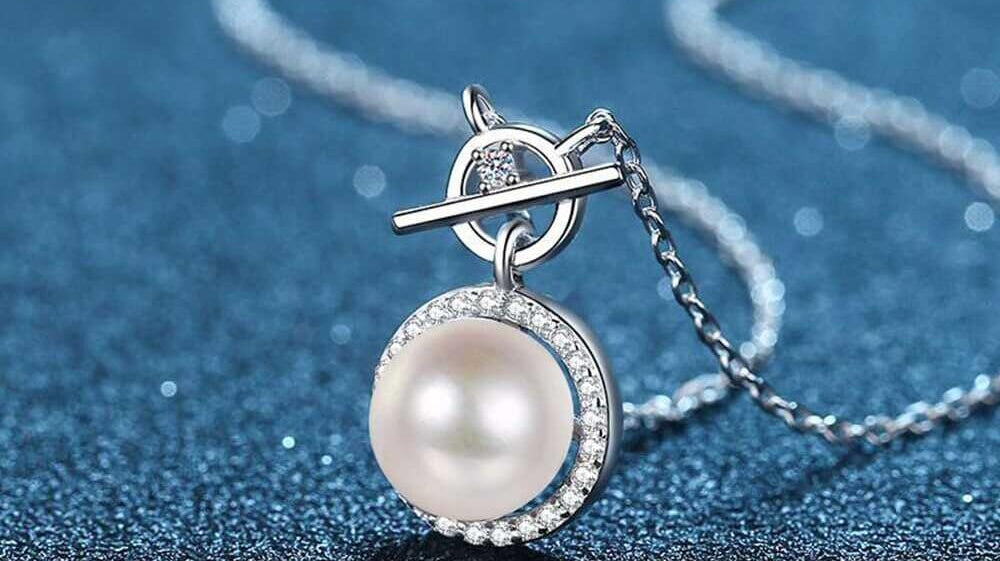 Are you fascinated by the exquisite beauty of mother-of-pearl necklaces?