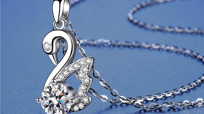 Sparkling and Eye-Catching: A Guide to Wearing Moissanite Necklaces in Style